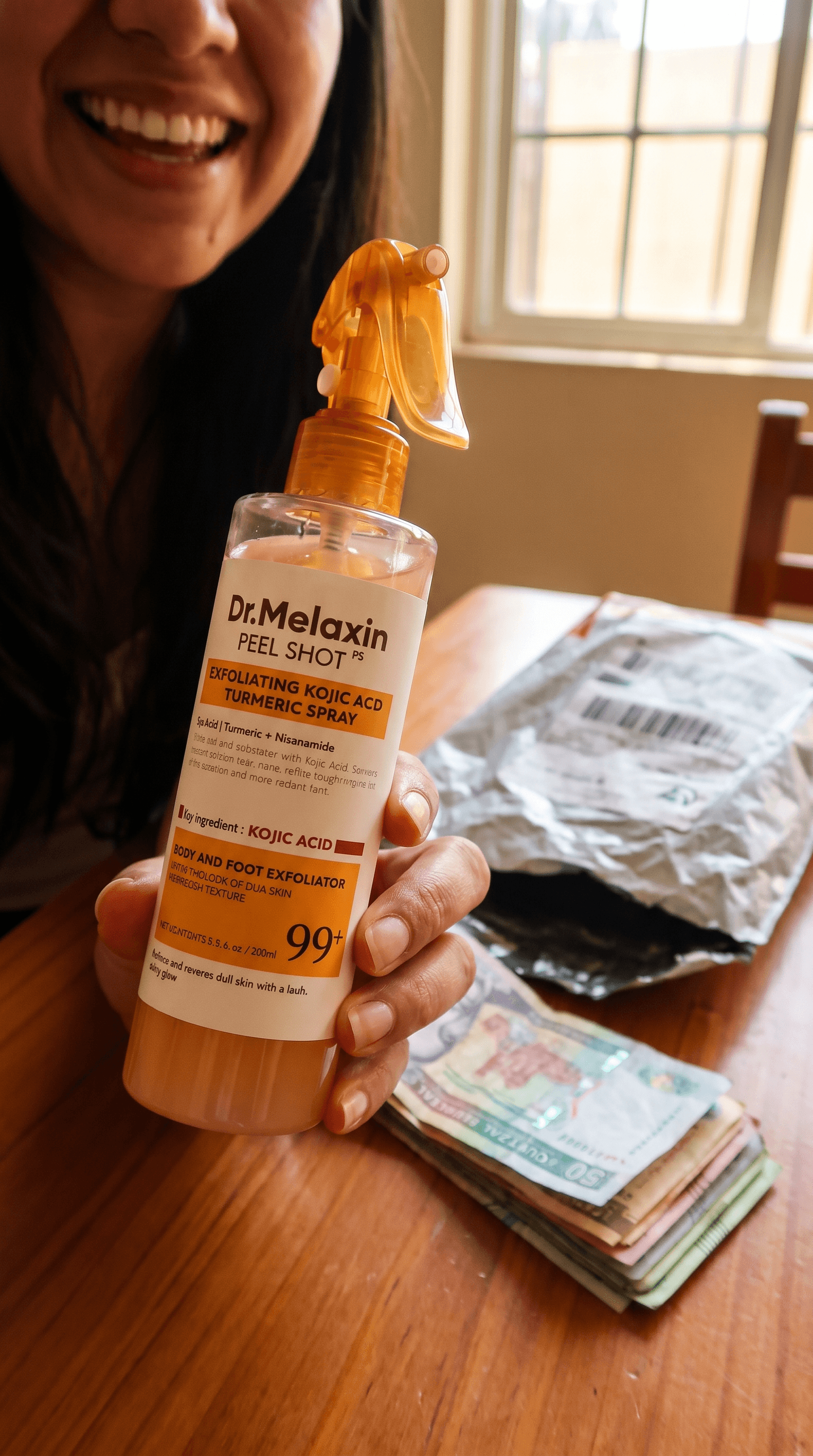 Clienta sosteniendo su Dr. Melaxin Peel Shot recién recibido junto al efectivo del pago contraentrega