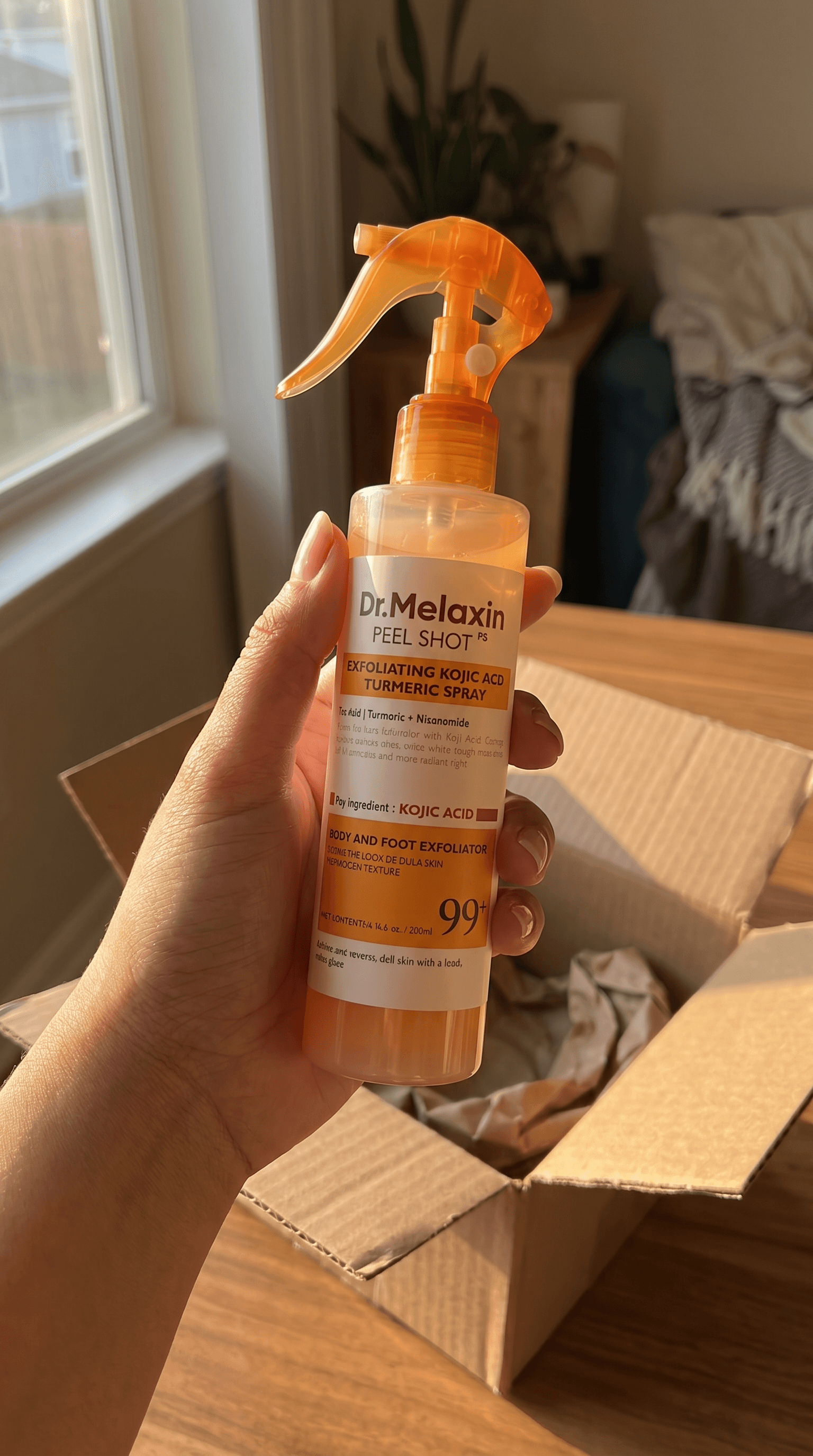 Clienta sosteniendo su Dr. Melaxin Peel Shot recién sacado de la caja de envío
