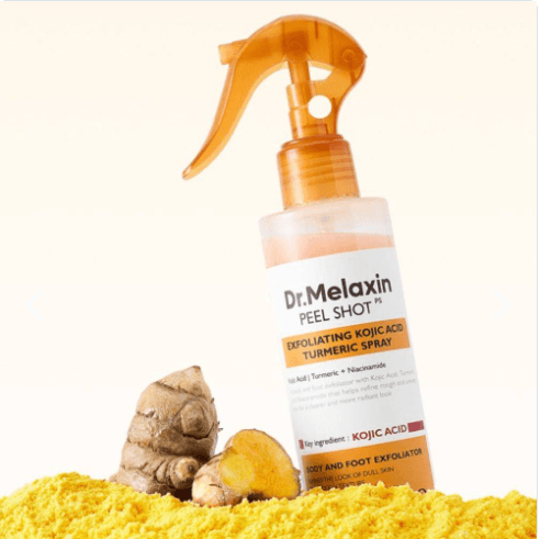 Dr. Melaxin Peel Shot junto a raíz de cúrcuma fresca — ácido kójico y turmeric visibles en la etiqueta